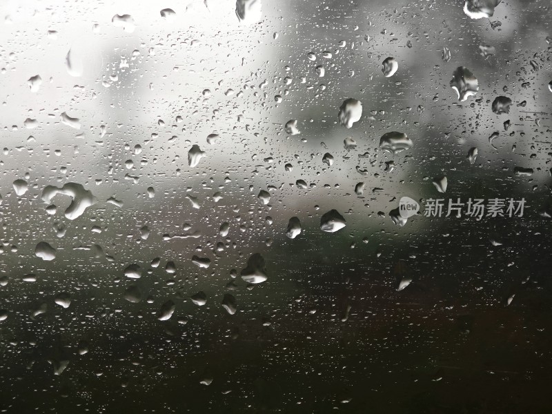 玻璃上的雨滴特写