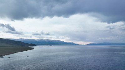 赛里木湖湖面