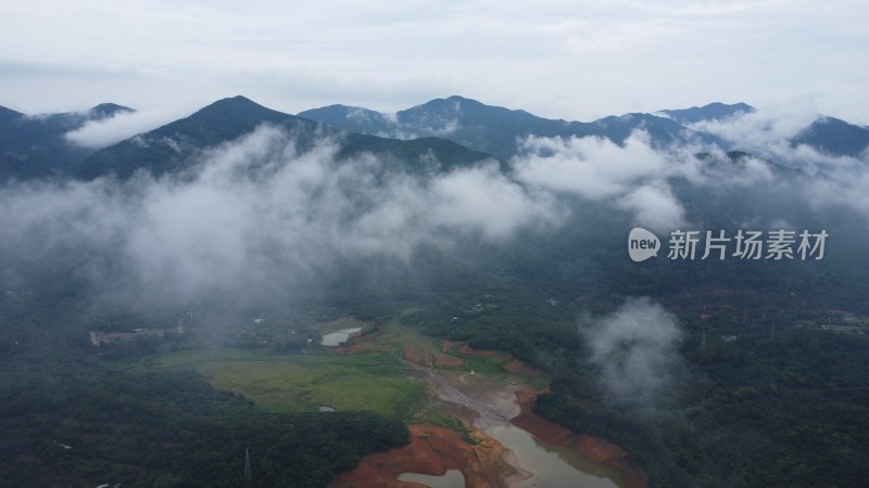 广东东莞：雨后山上云雾缭绕