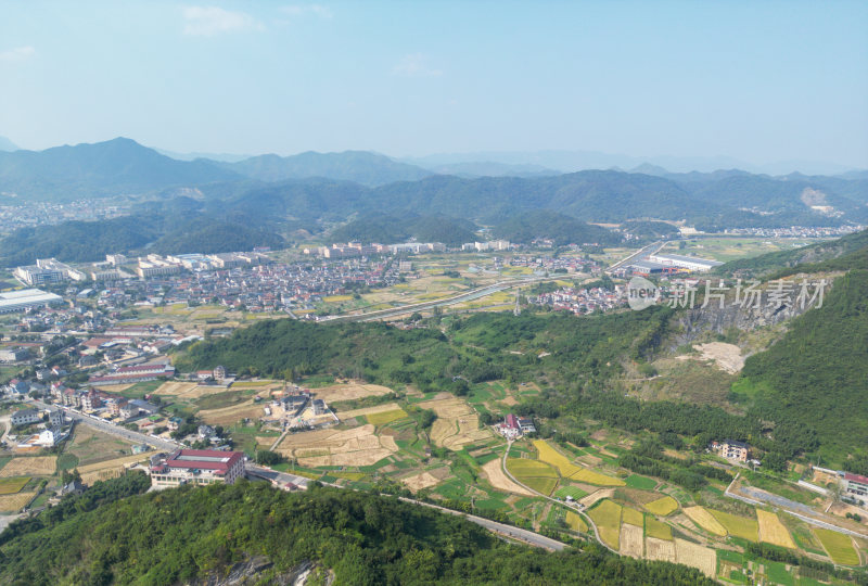 航拍蓝天白云下的青山河流村庄风光