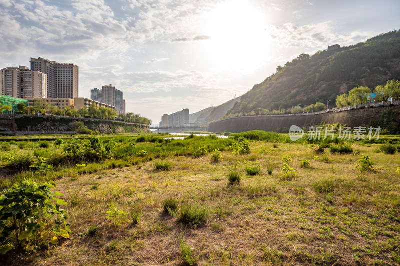 陕西延安延河清凉山延河大桥倒影景观