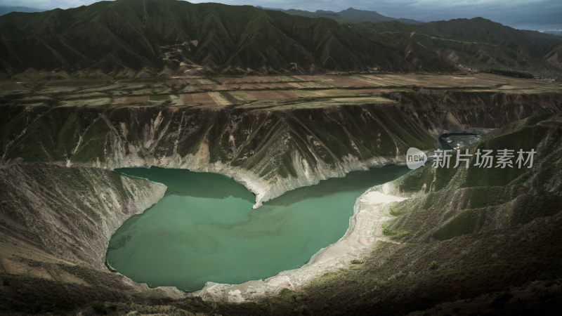 高山间的碧绿湖泊风景