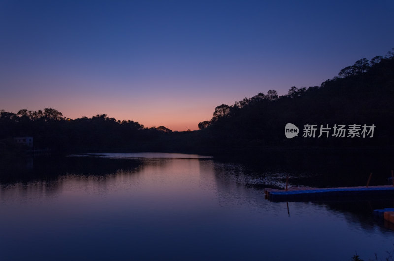 香港大埔区大美督湖泊树林清晨剪影