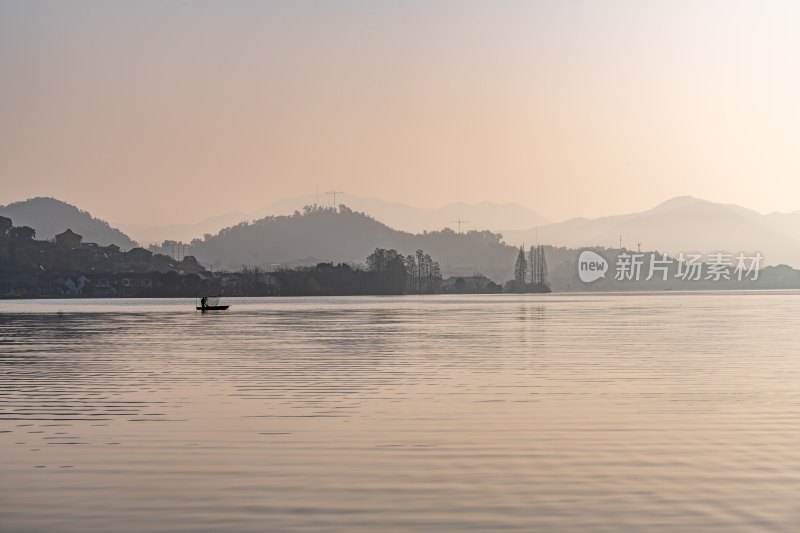 浙江宁波东钱湖晨雾景观