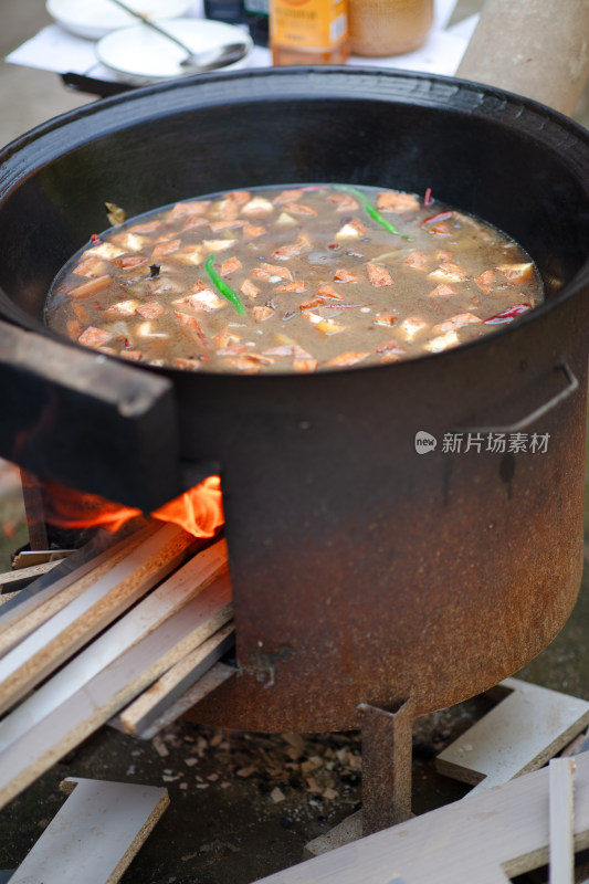 农村地锅烧柴火做饭