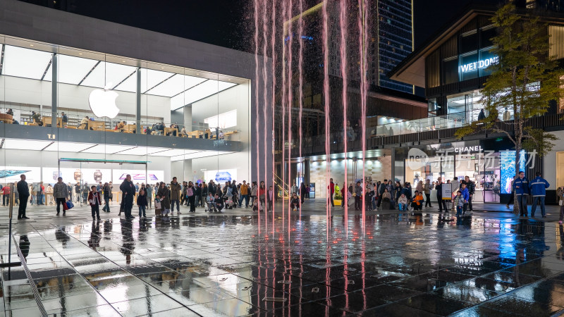 成都太古里商业区的苹果Apple零售店夜景