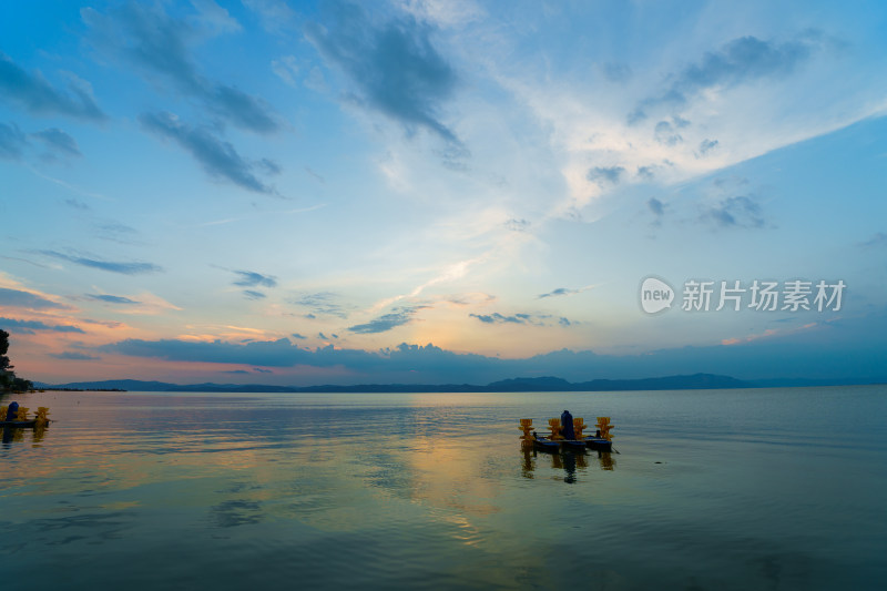 夕阳下的湖面