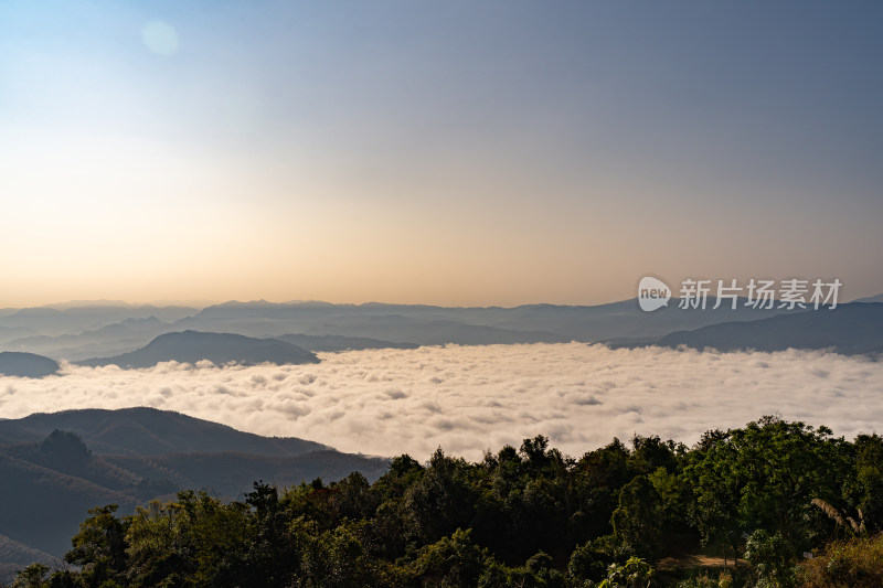 山之间的云海