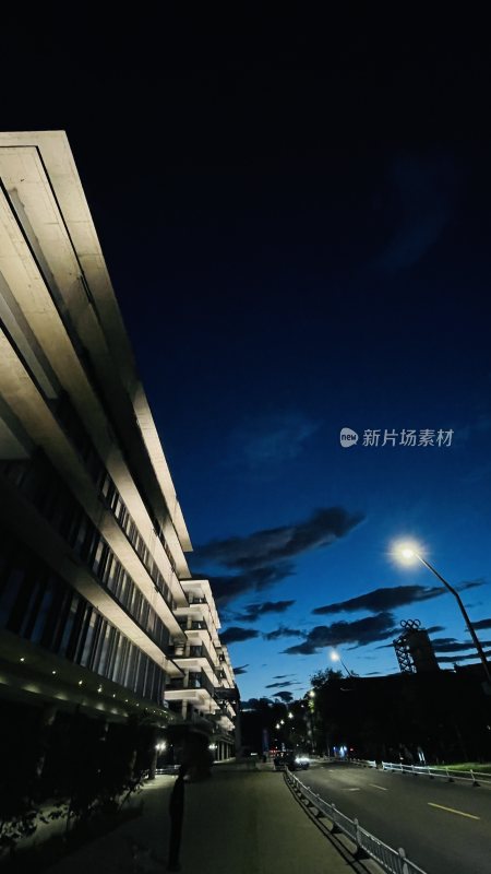 夜晚城市街道旁的现代建筑