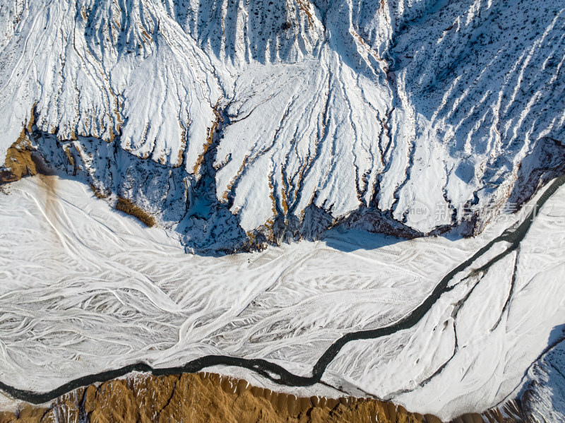 航拍新疆冬季安集海大峡谷雪景雪山山脉河流