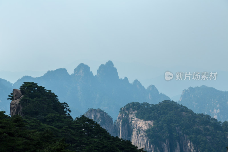 形态各异的山峰