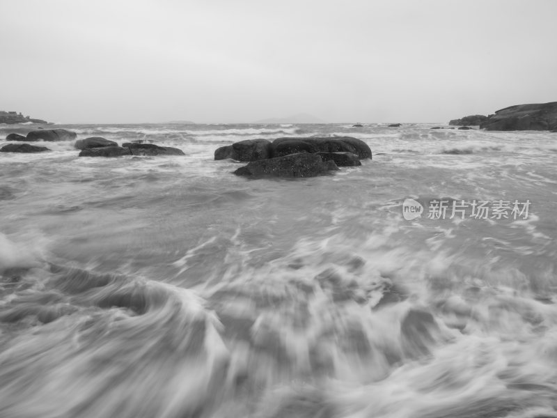 福建平潭岛海边礁石与海浪景象