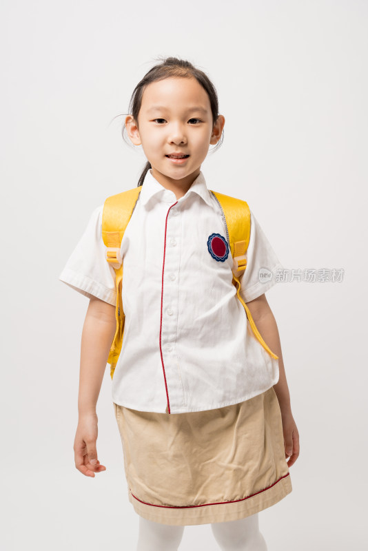 站在白色背景前穿校服的中国女孩