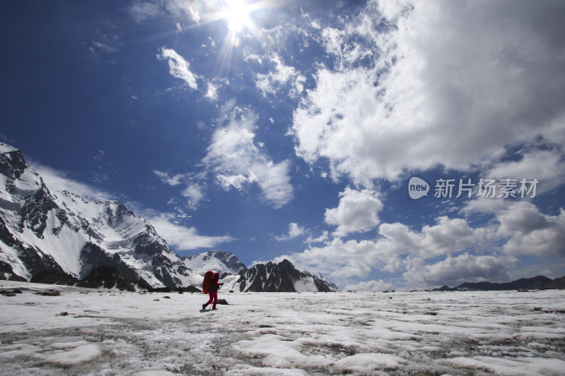 博格达  新疆  天山 蓝天白云下的雪山风景