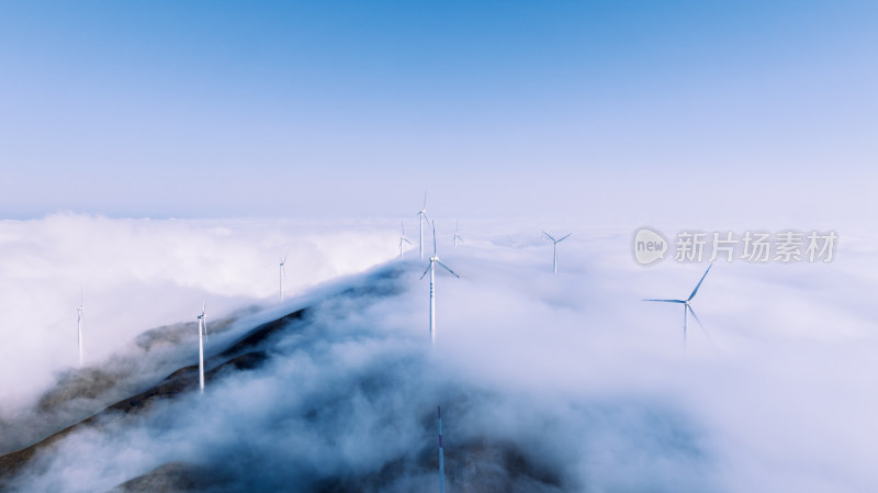 穿云拍摄桂林高山间的云海和风力发电风车
