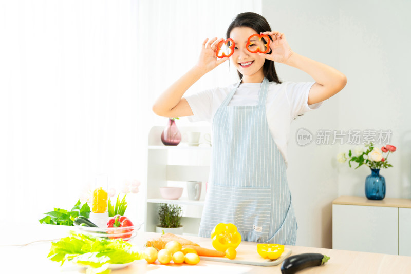 年轻女子在厨房做饭