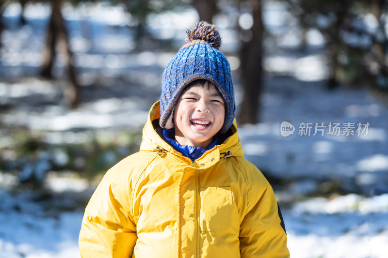 户外快乐的小男孩