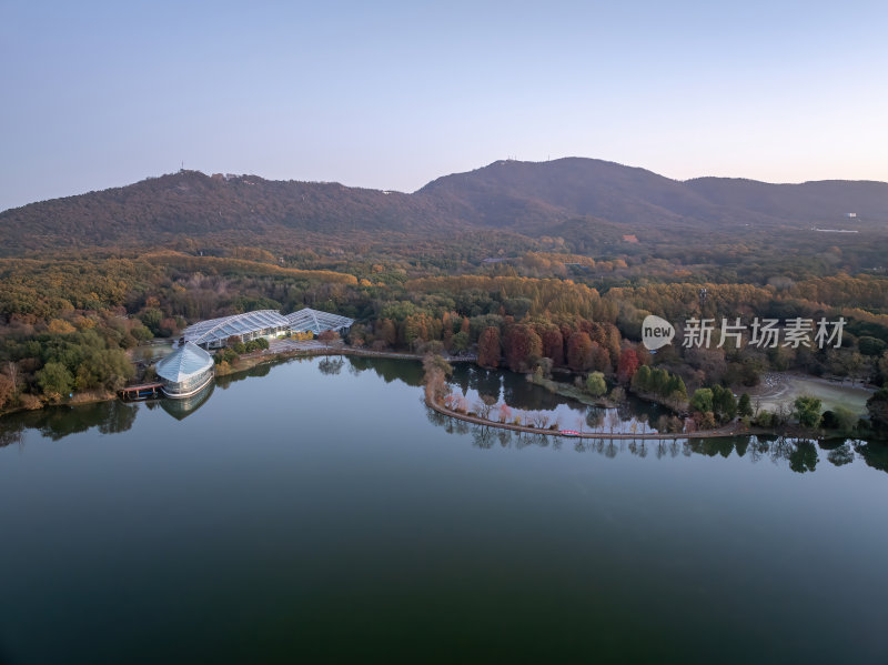 江苏南京灵山风景区前湖秋天秋色航拍