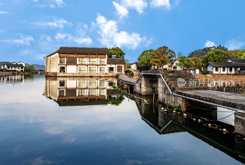 绍兴柯岩水边中式建筑风景