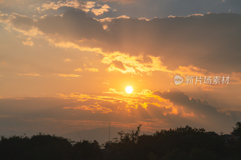 日落时的壮观天空景色