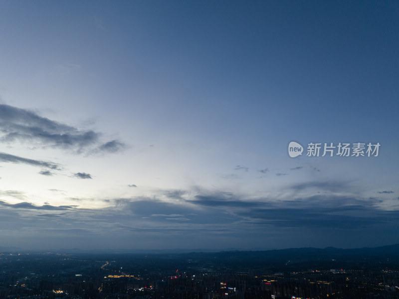 日落蓝调时刻 繁华城市上空 梦幻晚霞云层