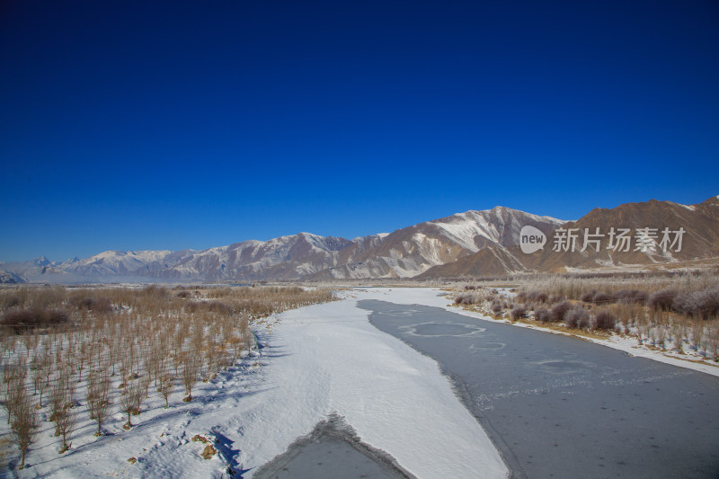 中国西藏冬季拉萨河雪景及拉萨河大桥