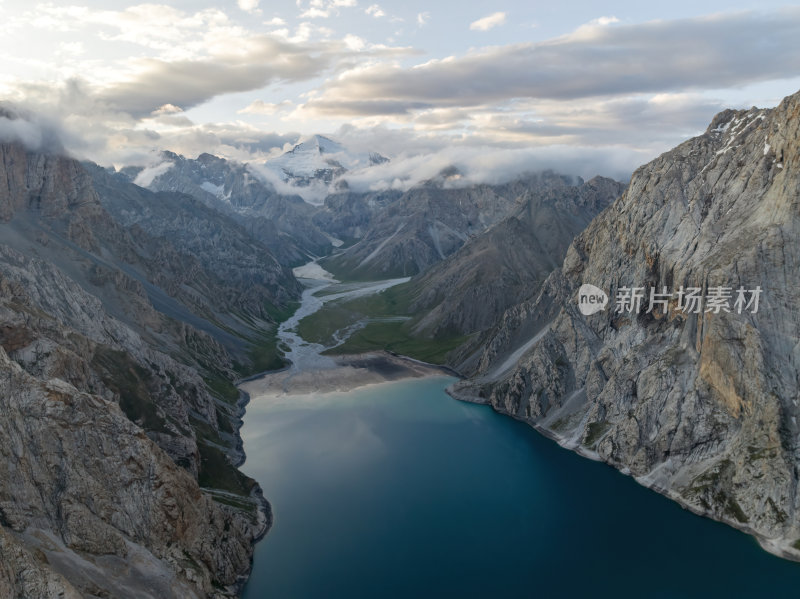 新疆北疆夏季乌孙古道天堂湖徒步高空航拍