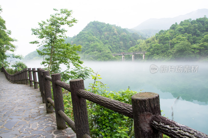 雾气弥漫的东江湖湖边的绿道