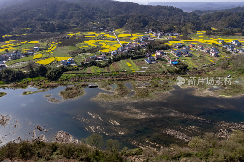 山川丘陵河流小村庄航拍图