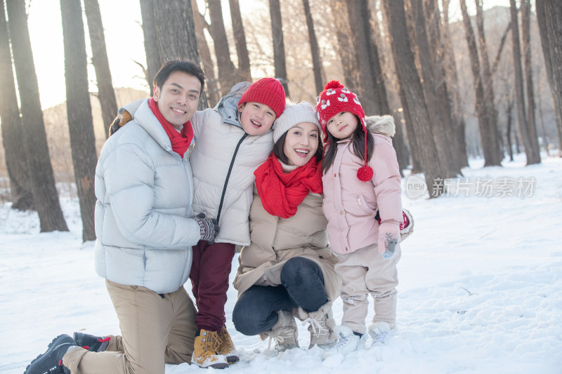 在雪地里玩耍的一家人