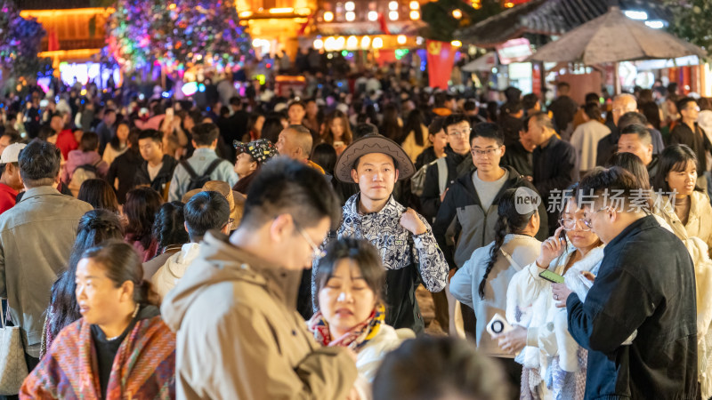 国庆假期云南丽江古城游玩的游客络绎不绝