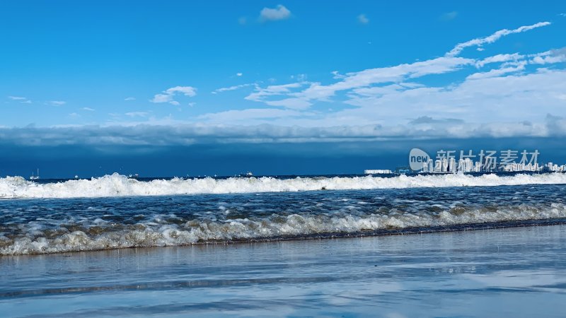 海边海浪与蓝天白云景象