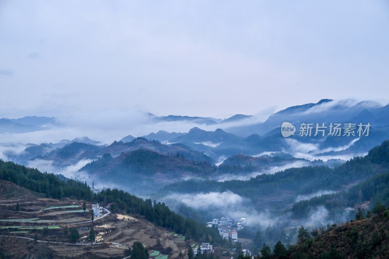 重庆酉阳：雾气中的山村田园