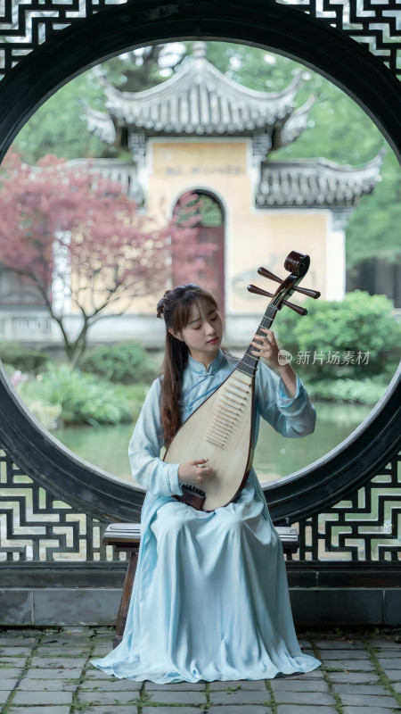 女子园林弹奏琵琶