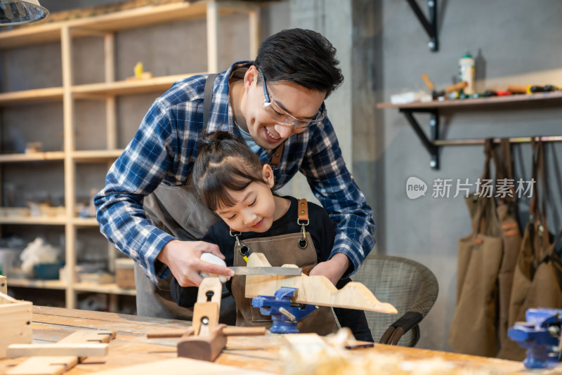 快乐的父女做木工