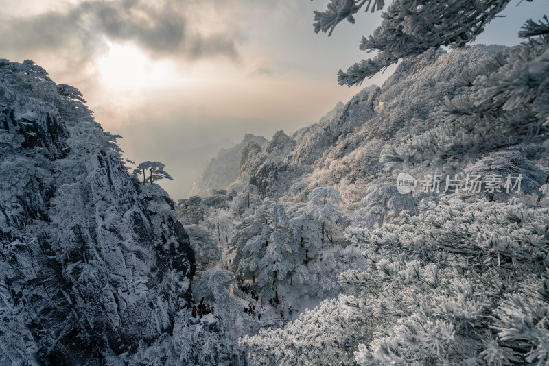 黄山日出时冰雪覆盖的壮丽山景