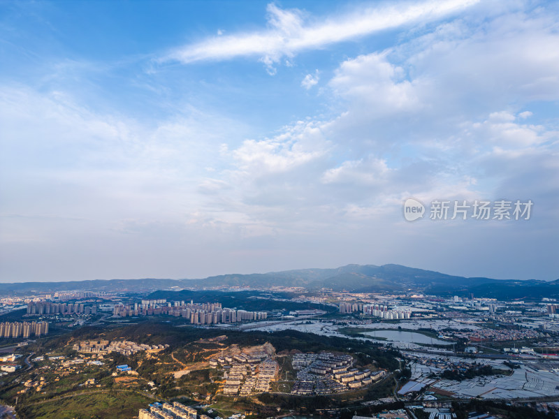 航拍滇池旁的昆明市城市风光