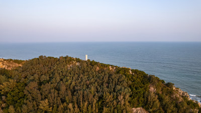 海边山林及灯塔的鸟瞰全景