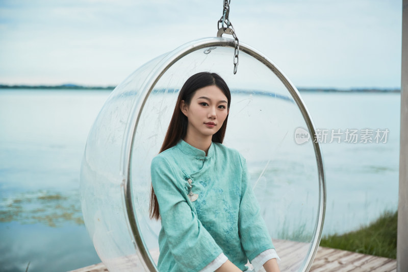 草原湖畔打卡点游玩拍照的亚洲少女