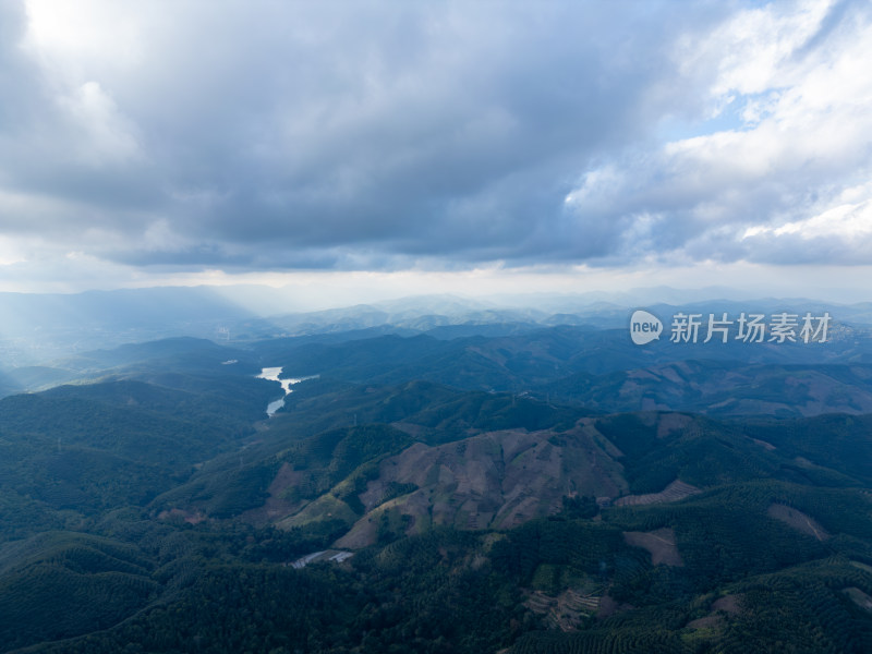 航拍壮阔山景与蓝天白云相映的自然景观