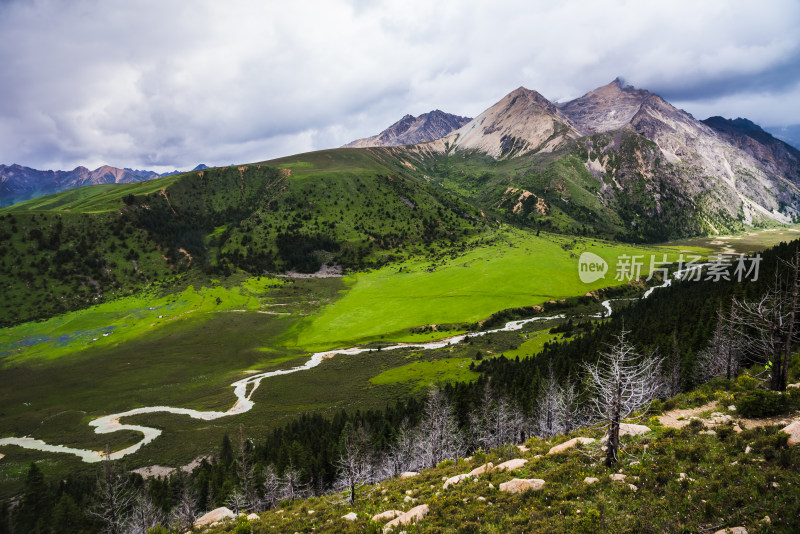 山谷河流自然风景