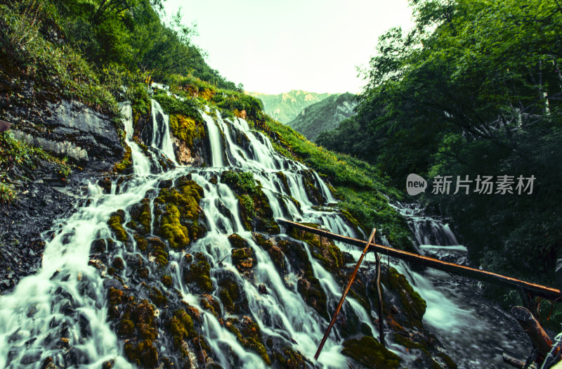 山间多层瀑布景观 绿意盎然的自然之美