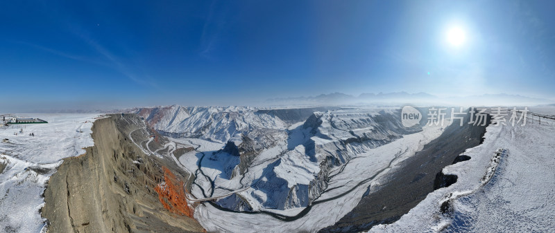 航拍新疆冬季安集海大峡谷雪景雪山山脉河流