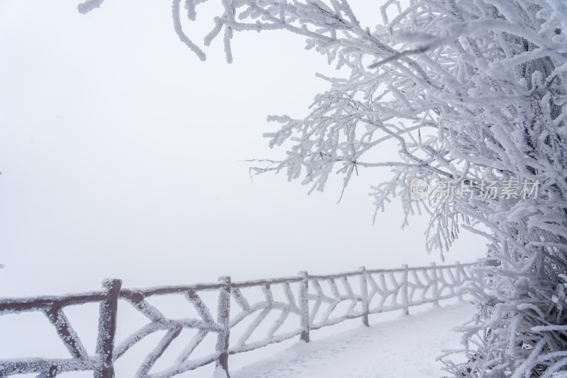 寒冷冬季景区雪后栈道