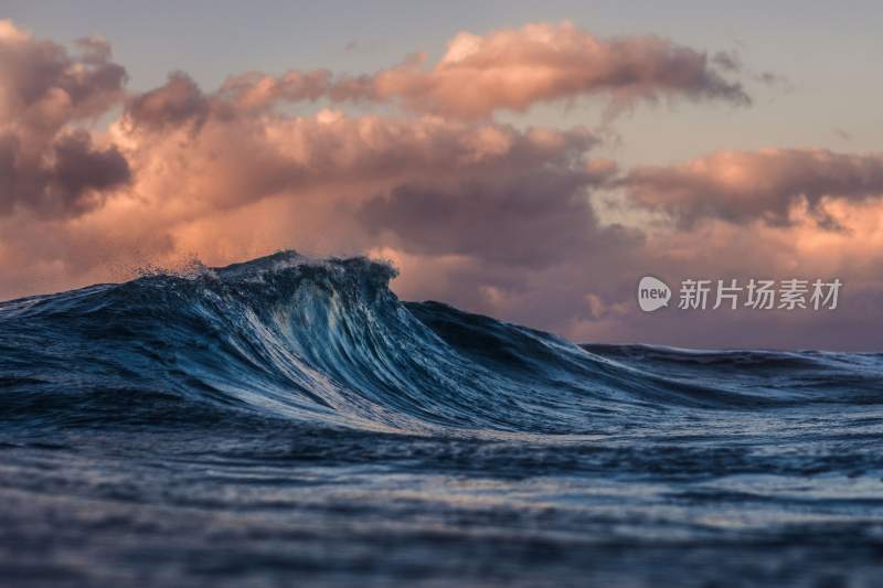 海浪波涛汹涌浪花巨浪浪潮汹涌