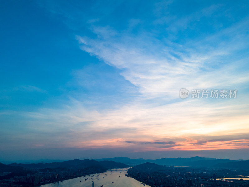 广东肇庆城市夕阳航拍图