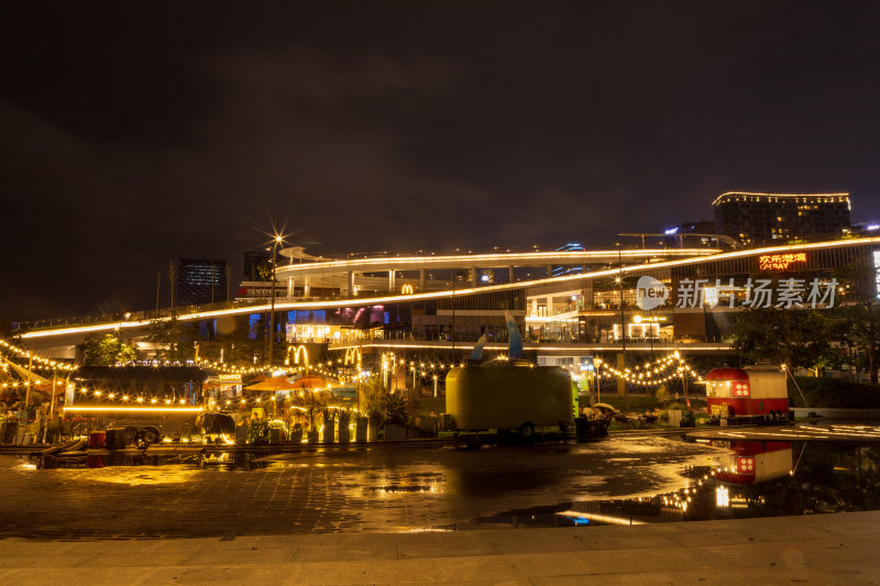 夜晚商业街灯光璀璨场景