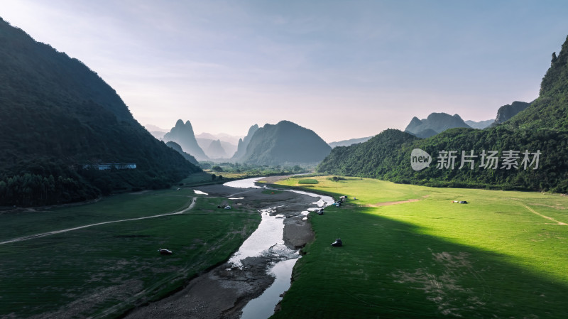 秋天阳光下桂林山谷中草地上的露营基地