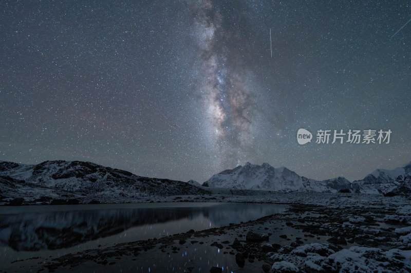 西藏嘎玛沟措学仁玛银河与雪山湖泊的夜色