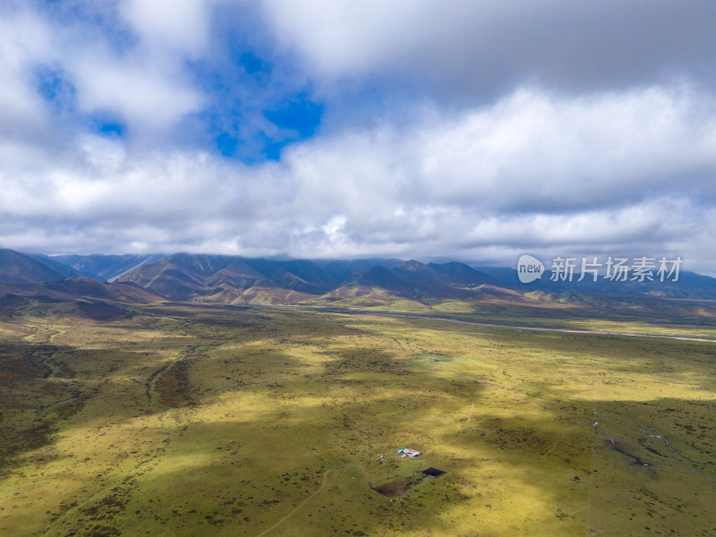 西北大山蓝天白云航拍图